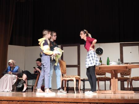 Novoustanovljena razkriška gledališka skupina Vužgeci s svojo premierno predstavo navdušila občinstvo 9